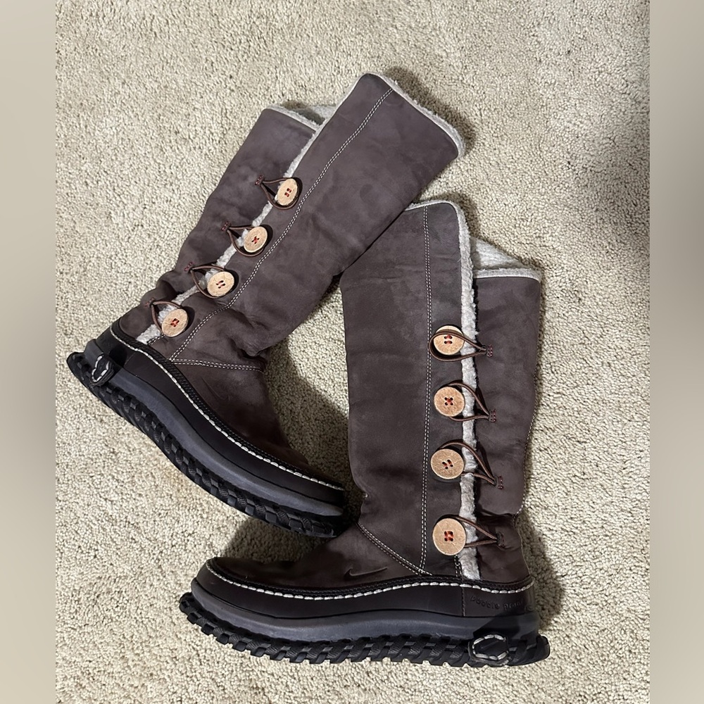 Vintage 2009 Nike ACG Dark Brown Winter Boots with Button Accents